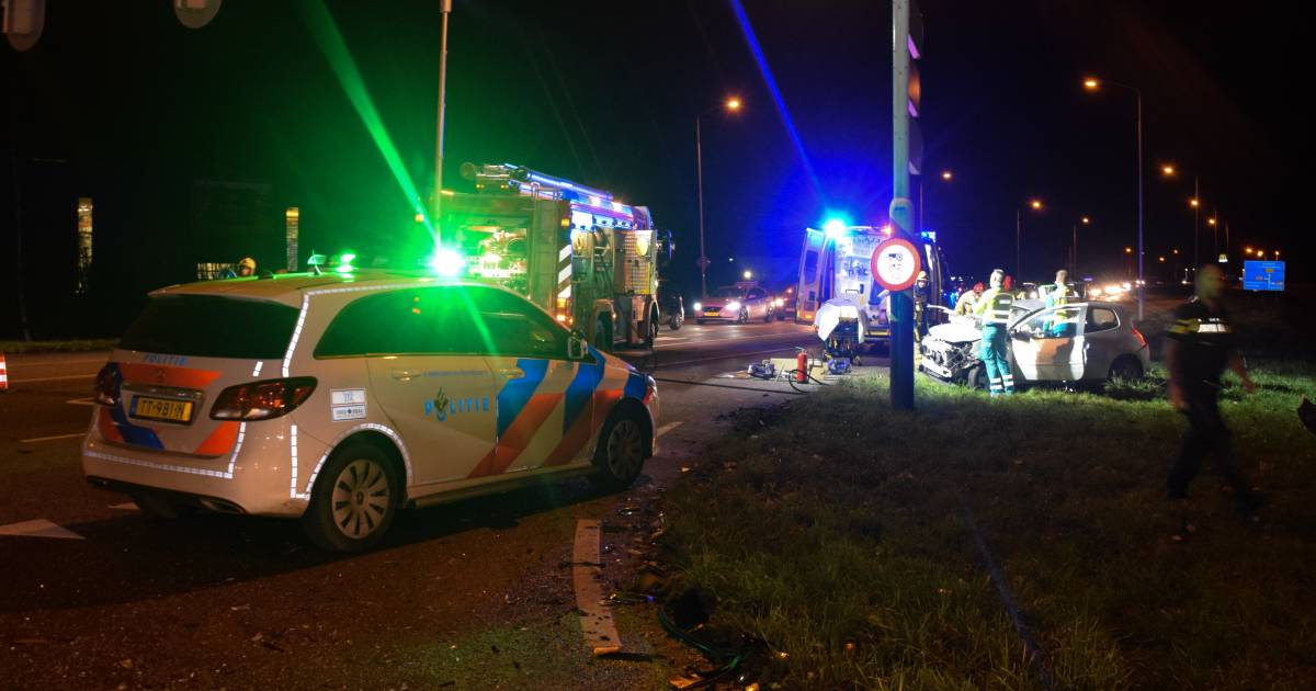 Politiewagen betrokken bij ernstig ongeluk op kruising in Doetinchem.