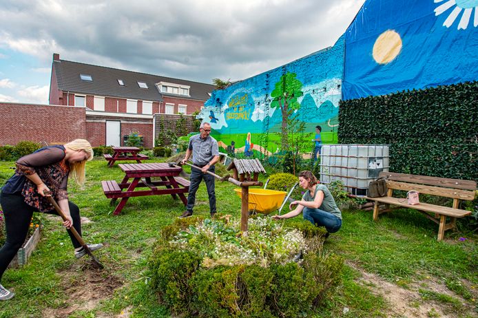 Van gure stortplek naar parkje voor de buurt: Dorien Zonneveld (links), Ad Jansen en Maaike de Bruin aan het werk in 'hun' Groesenpark'.