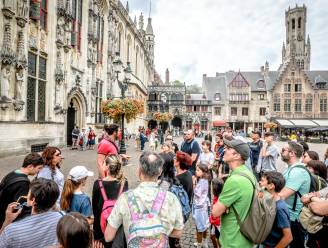 “In die twee uur met een gids kun je zelfs geen wafel eten”: zó beleven excursietoeristen hun blitzbezoek aan Brugge