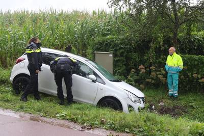 Twee vrouwen belanden met auto in sloot Ederveen