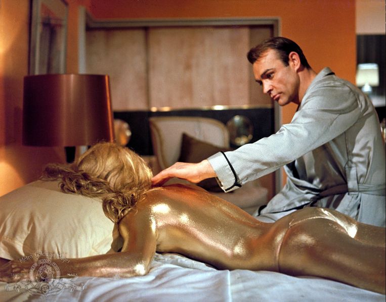 Sean Connery and Shirley Eaton in Goldfinger (1964). Beeld 