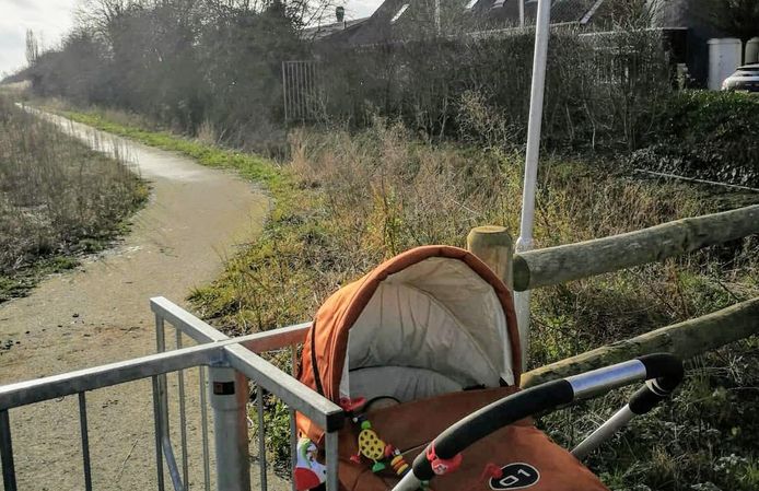 Een draaihek verspert de toegang tot het parkje in de uiterwaarden bij Wageningen.