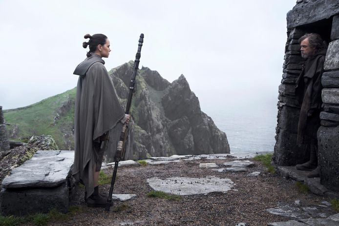 Star Wars: The Last Jedi, met Daisy Ridley (links) als Rey en Mark Hamill als Luke Skywalker.