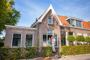 Het huis in het centrum van Dalfsen, tot de dichte schermen, heeft een grote van 135 vierkante meter. Zelf zoeken Steven en Marieke een vrijstaande woning met grote tuin.