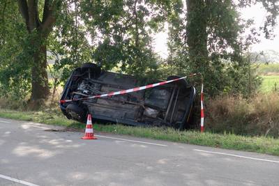 Auto belandt in berm in Gilze