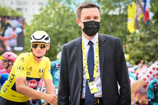 David Lappartient tijdens de Tour de France met geletruidrager Mathieu van der Poel.