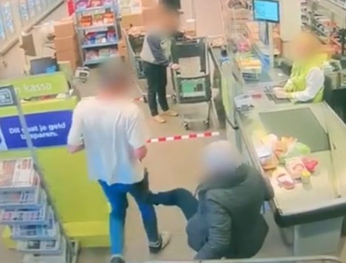 Vrouw schopt man die geen afstand houdt in supermarkt in Rijsbergen. De man gooit vervolgens een zak potgrond tegen haar aan.