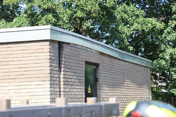 Door de explosie raakte de muur van het transformatorhuisje in de Multatulistraat ontzet.