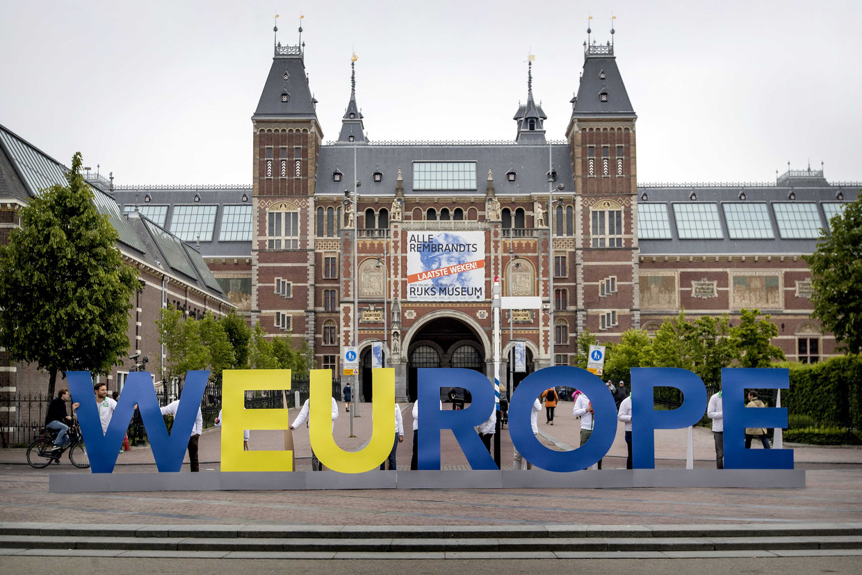Op de plaats waar eerst I amsterdam stond, heeft D66 nu WEUROPE laten plaatsen, om donderdag zo veel mogelijk kiezers naar de stembus te lokken. 
 Beeld Koen van Weel/ANP