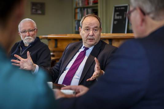 Demissionair staatssecretaris Hans Vijlbrief (Mijnbouw) tijdens een gesprek met Groningse bewoners van Garmerwolde over het gasbesluit. 