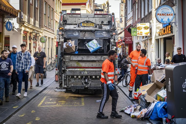 Boa’s en vuilnismannen leggen eind deze maand hun werk neer. Zij willen een betere cao afdwingen, en zullen niet alleen in Amsterdam, maar in heel het land acties uitvoeren om dit voor elkaar te krijgen. Beeld Ramon van Flymen/ANP