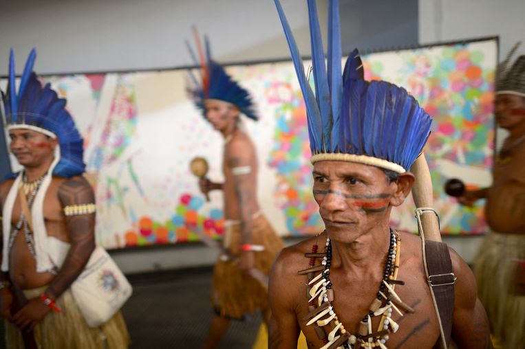 Índios Potiguara da Paraíba em uma estação de metrô, a caminho de uma cúpula do povo da ONU no Rio de Janeiro em 2012. Image AFP