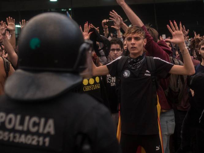 Catalaanse demonstrant raakt oog kwijt door rubberkogel, politie onderzoekt agenten die doorrijden met burgers op motorkap