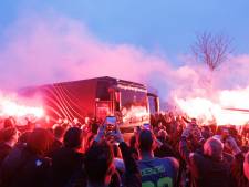 Vuurwerk en gejuich: uitzinnig onthaal spelersbus Feyenoord door duizenden supporters