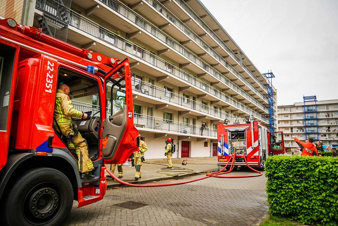 De bewoners van een appartementencomplex aan de Vuurvlinderstraat in Eindhoven hebben dinsdagmiddag rond 16.00 uur een flinke knal gehoord.