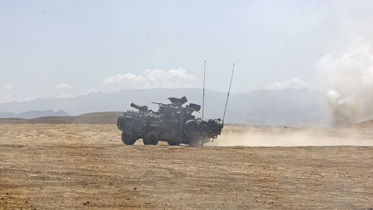 Een militair voertuig in 2010 op de militaire basis Tarin Kowt, waar Kamp Holland onderdeel van was. Beeld anp