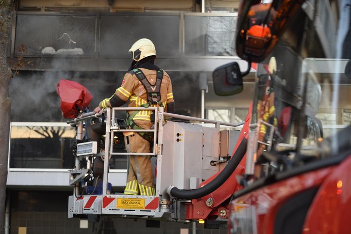 De brand in een flatgebouw aan de Roeselarestraat in Breda zorgt voor veel rook.