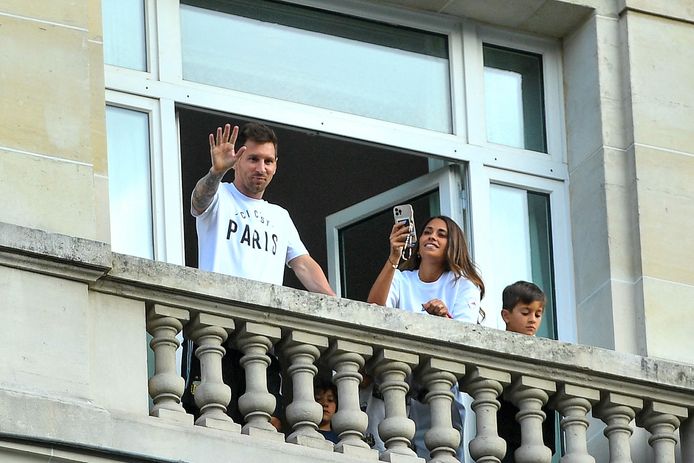 Lionel Messi, sa femme Antonella Roccuzzo et leurs enfants Thiago et Mateo saluent les nombreux fans du PSG sur la terrasse de leur balcon à l'hôtel Royal Monceau à Paris