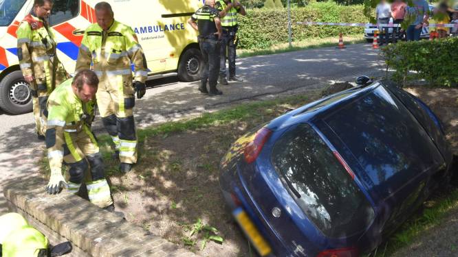 Auto belandt in sloot in Nederhemert, gewonde bestuurder door brandweer uit voertuig gehaald