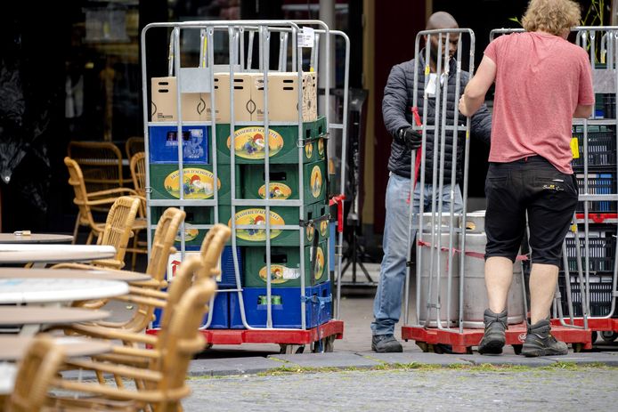 Fusten en kratten bier worden bij café's in Utrecht bezorgd in aanloop naar de versoepelingen voor de horeca. (25/06/2021)