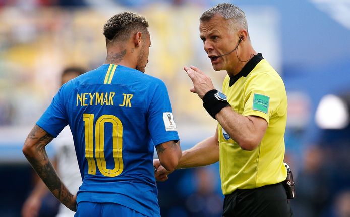 Björn Kuipers snoert Neymar de mond.