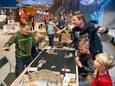 De bibliotheek is al lang niet meer alleen een rij rekken met boeken. Hier spelen kinderen enthousiast het spel Hero Quest, tijdens de spelletjesmiddag in de bibliotheek in Vlijmen.