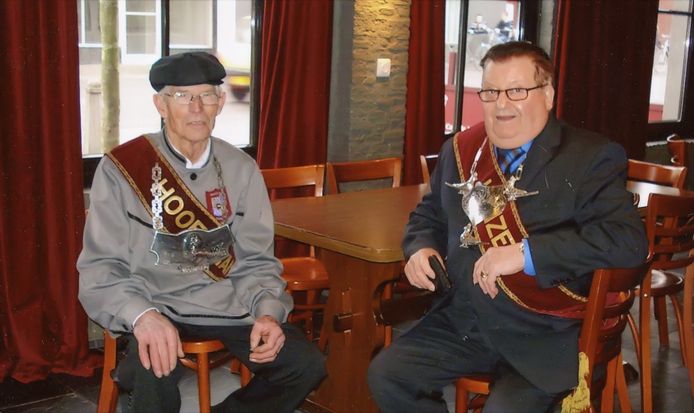 Gildemannen Jan en Toon, vrienden voor het leven in hun stamkroeg De Valk in Wernhout.