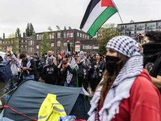 Groep mannen valt pro-Palestijnse demonstranten aan op campus Universiteit van Amsterdam