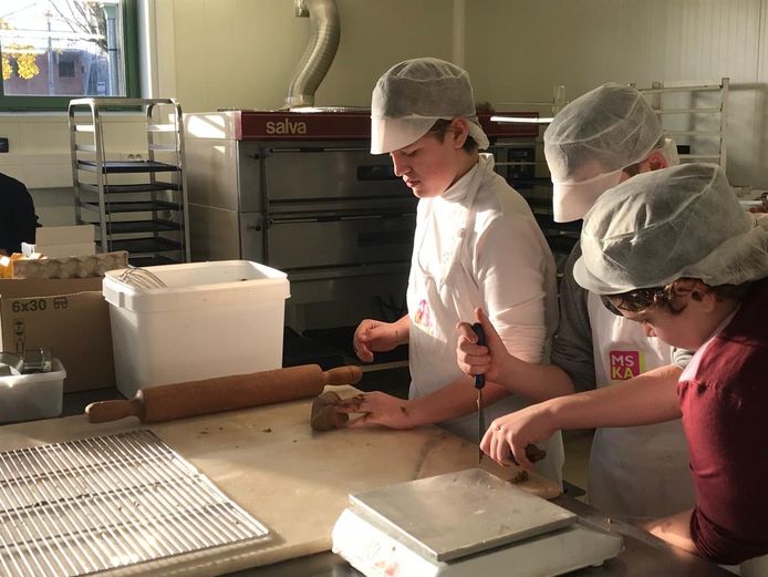 De leerlingen van het Kwadraat bakten zelf koekjes om een schoolradio te financieren.