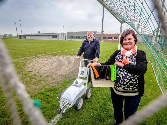 “Ze dragen ons hier op handen en da’s onze beloning”: vrolijke vrijwilligers Marleen (66) en Eric (73) zorgen dat voetbalclub blijft draaien