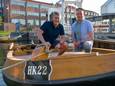 Dennis  van Oeveren (l) en Peter Blokhuis op de gerestaureerde botter HK22