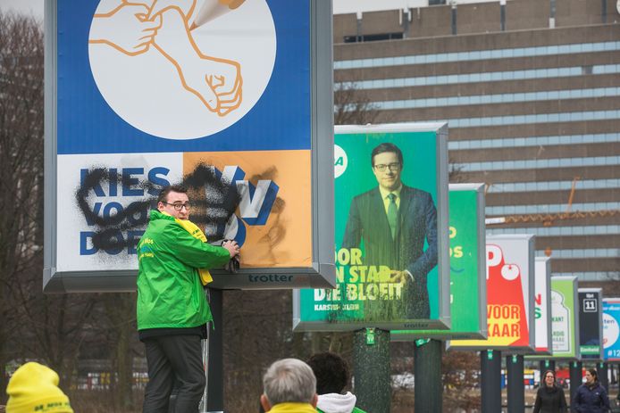 Tijdens de Haagse verkiezingscampagne van 2018  maken Richard de Mos en andere leden van zijn partij bekladde verkiezingsborden aan de Koekamp schoon.