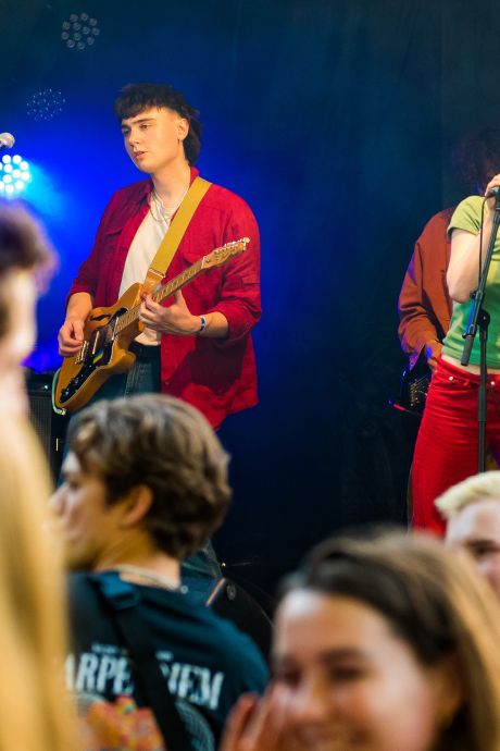 Alternatieve bandjes, gratis entree én goedkoop bier: Plugged Festival viert tiende editie