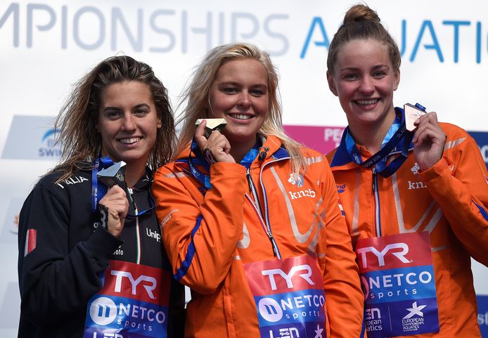 Sharon van Rouwendaal en Esmee Vermeulen staan te stralen op het podium. De Italiaanse Giulia Gabrielleschi pakte het zilver.