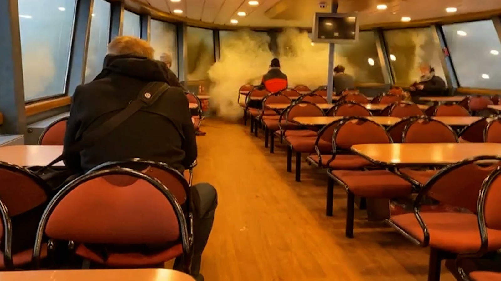 Video Van De Dag Deze Mensen Denken Veilig Op Een Veerboot Te Zitten Maar Daar Brengt Een 