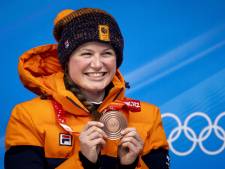 Kimberley Bos smoorverliefd op haar bronzen medaille: ‘Ik mag deze gewoon mee naar huis nemen’
