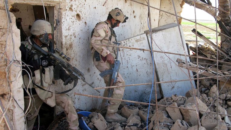 Irakese soldaten inspecteren de verwoestingen door de strijd tegen IS in het oosten van Tikrit. Beeld anp