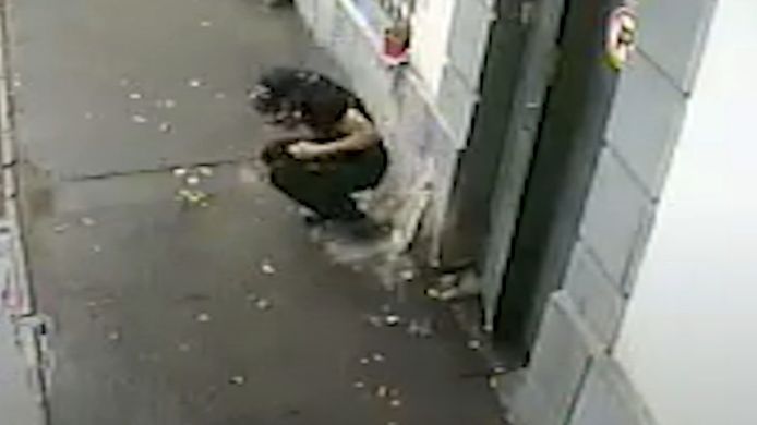 Cet homme s'est relevé au bon moment. Un parpaing a failli s'écraser sur sa tête.
