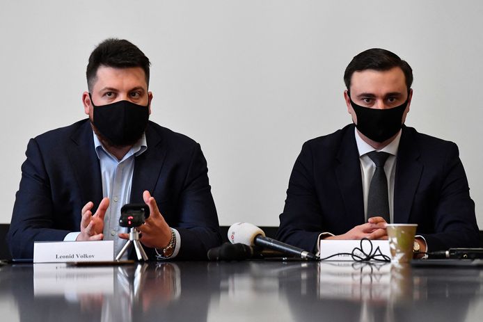 Dans cette photo d'archive prise le 22 février 2021, le directeur politique du leader de l'opposition russe Alexei Navalny, Leonid Volkov (G) et le PDG de la fondation anticorruption, Ivan Jdanov (D) donnent une conférence de presse à l'ambassade de Lituanie à Bruxelles.