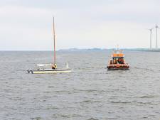 Man overleeft hachelijk avontuur op het IJsselmeer na val van catamaran