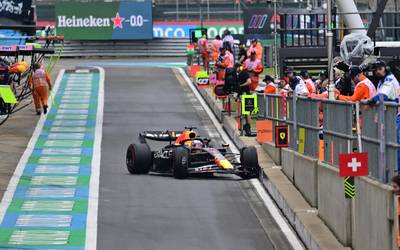 LIVE F1. Verstappen pakt pole in Silverstone, ondanks hapering in pitstraat