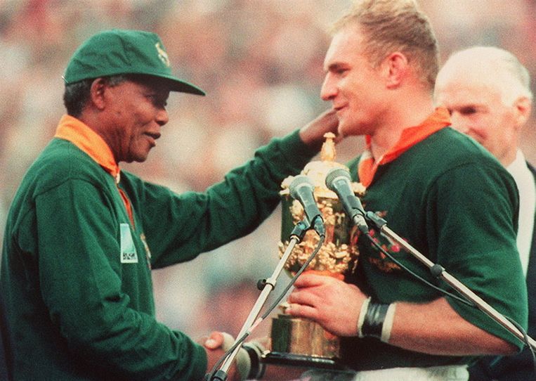 Mandela in 1995 met de Zuid-Afrikaanse rugby-aanvoerder Francois Pienaar. Beeld afp