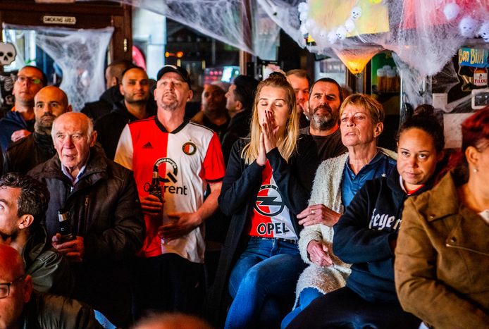 Supporters kijken in Café Aan Zet naar Ajax-Feyenoord.
