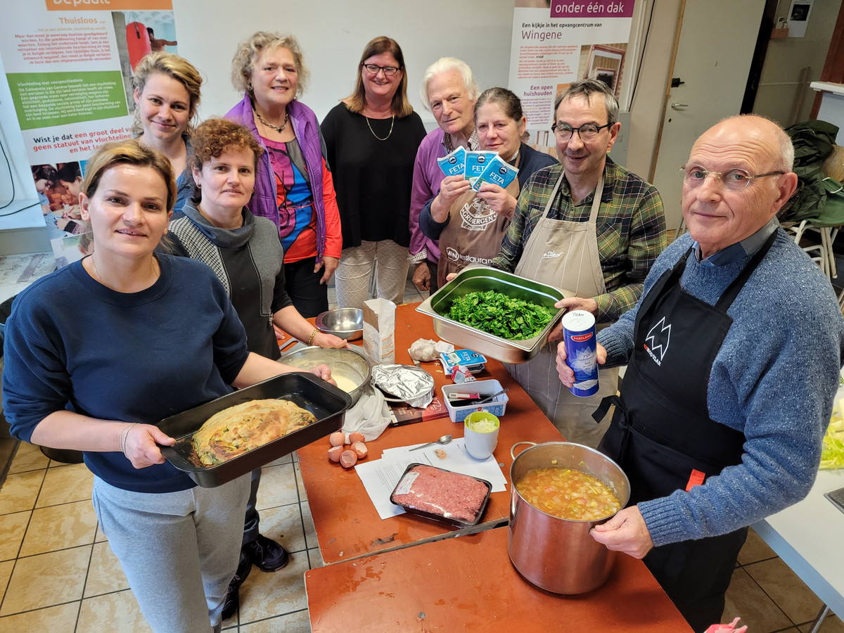 senioren-roeren-samen-met-albanese-asielzoekers-in-de-potten-eten