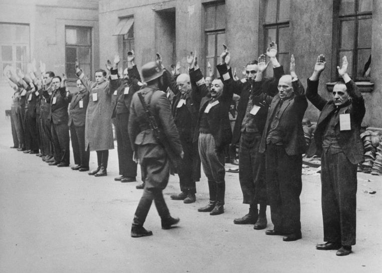 In het getto van Warschau was in april 1943 nog maar een kleine groep Joden over. De meeste gettobewoners waren al in de maanden augustus, september en oktober 1942 naar vernietigingskampen gebracht. Beeld AFP