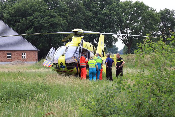In Milheeze werd een dode man en een zwaargewonde man aangetroffen achter een boerderij aan de Peeldijk.