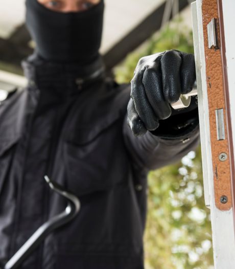 Politie waarschuwt voor inbreker die aan deuren voelt in Lunteren: ‘Sluit ramen en deuren goed af’