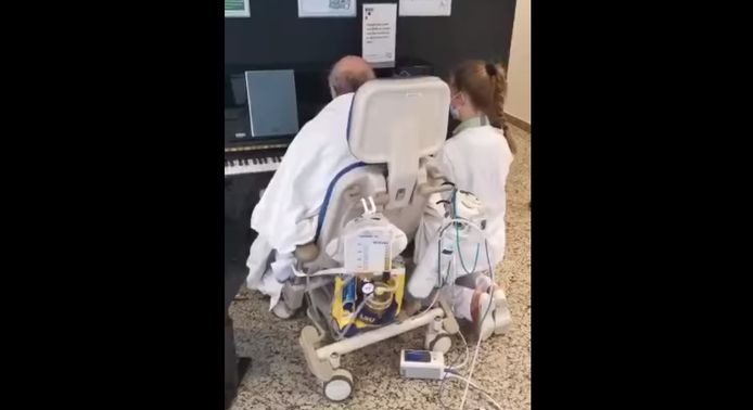 Een man die 80 dagen op de IC lag in het ziekenhuis in Ede ziet zijn wens in vervulling gaan: een riedeltje spelen op de piano.