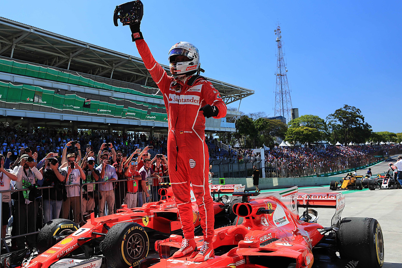 Два гонщика участвуют в гонках им предстоит. Ferrari f1 Sebastian Vettel Bolide. Себастьян Феттель победа. Себастьян Феттель 2017. Сан-Паулу трасса ф1.