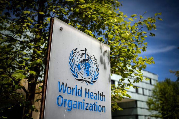 Een bord van de Wereldgezondheidsorganisatie (WHO) bij de entree van het hoofdkwartier in Geneve.